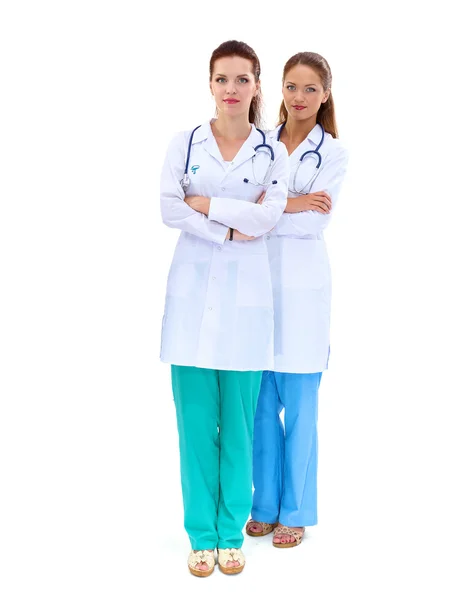 Duas mulheres enfermeira assistindo imagem de raios X, de pé no hospital — Fotografia de Stock