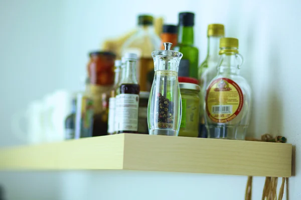 Jonge vrouw in de buurt van bureau in de keuken — Stockfoto