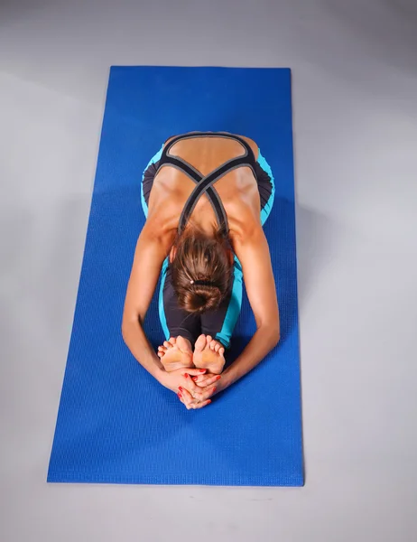 Retrato de menina esporte fazendo ioga alongamento exercício — Fotografia de Stock