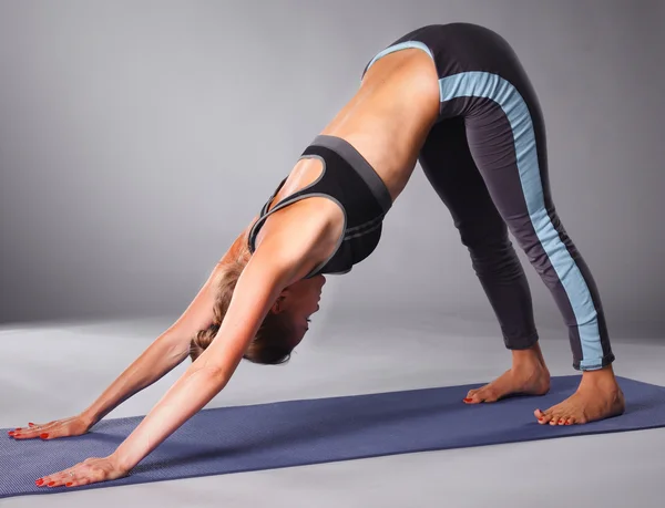 Retrato de chica deportiva haciendo ejercicio de estiramiento de yoga — Foto de Stock