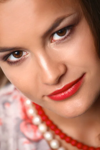 Portrét mladé krásné bruneta žena v korálky — Stock fotografie