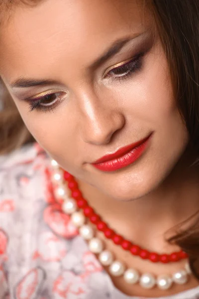Portrét mladé krásné bruneta žena v korálky — Stock fotografie