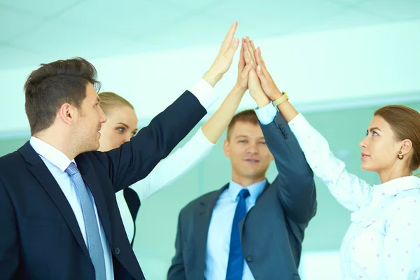 Mensen uit het bedrijfsleven met hun handen samen in een cirkel — Stockfoto