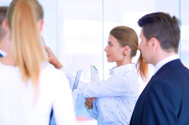 Toplantı sırasında dizüstü bilgisayarla sunum yapan bir grup iş adamı