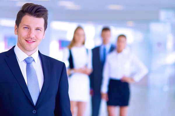 Sorrindo equipe de negócios de sucesso em pé no escritório — Fotografia de Stock