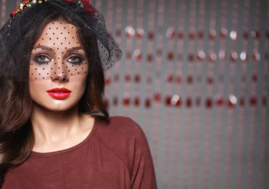 güzel genç kadın yüz portresi. koyu arka plan üzerinde izole