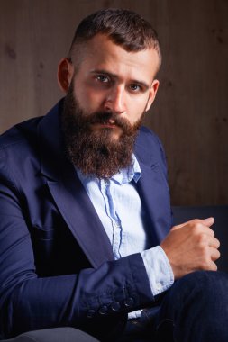 sofa ofis lobisinde oturan işadamı