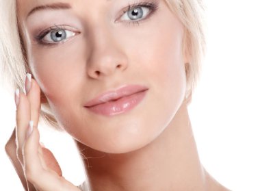 Güzel genç kadın yüzünün yakın portresi. Beyaz arkaplanda izole.