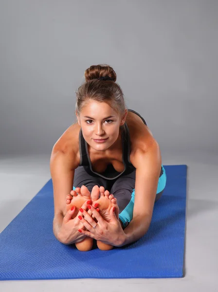 Porträtt av sport flicka gör yoga stretching motion — Stockfoto