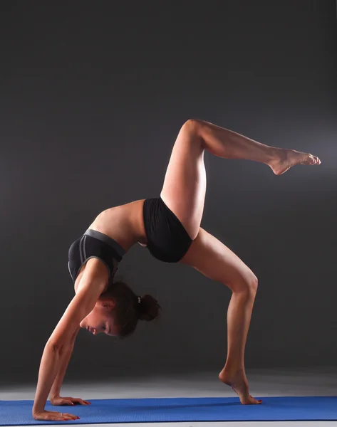 Retrato de chica deportiva haciendo ejercicio de estiramiento de yoga — Foto de Stock