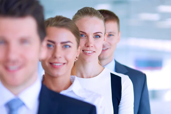 Sonriente equipo de negocios exitoso de pie en la oficina —  Fotos de Stock