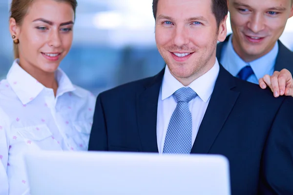 Grupp affärsmän gör presentation med bärbar dator under mötet — Stockfoto