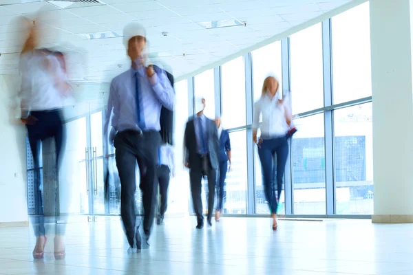 Ondernemers lopen in de gang van een business center — Stockfoto