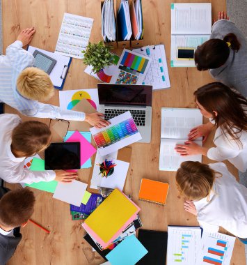 İş adamları iş toplantısında, ofiste oturup tartışıyorlar.