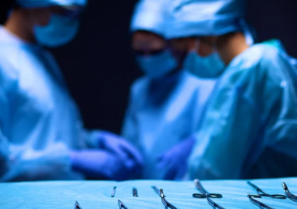 Teamchirurg aan het werk in de operatiekamer. — Stockfoto