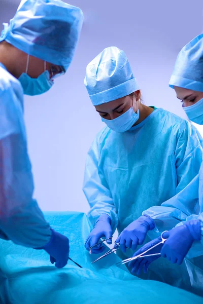 Teamchirurg aan het werk in de operatiekamer. — Stockfoto