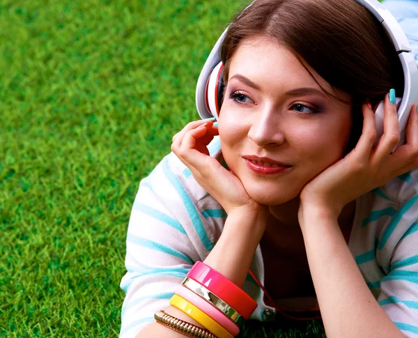 Mulher ouvindo a música — Fotografia de Stock