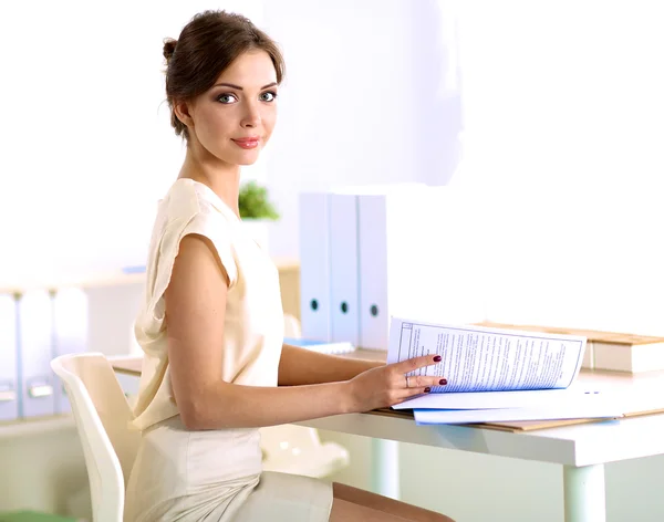 Retrato de una mujer de negocios sentada en el escritorio con portátil — Foto de Stock