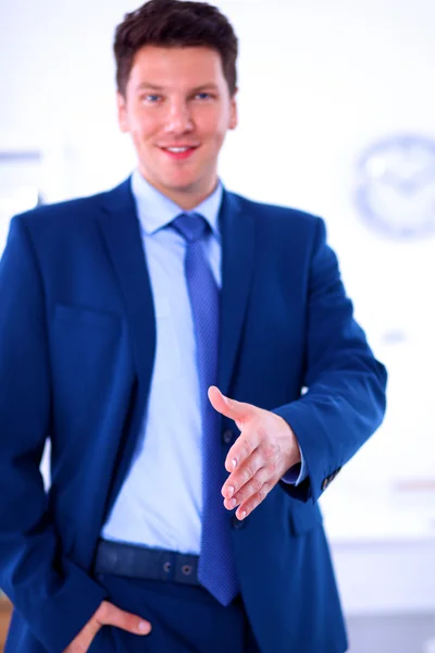 Conceito de negócios e escritório - homem de negócios bonito com a mão aberta pronta para aperto de mão — Fotografia de Stock