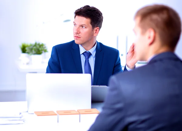 Zakenmensen die met een laptop in een kantoor werken — Stockfoto