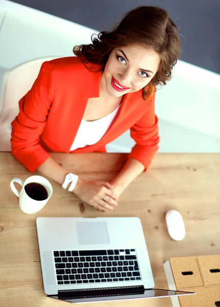 Belle femme assise au bureau, travaillant avec un ordinateur portable — Photo