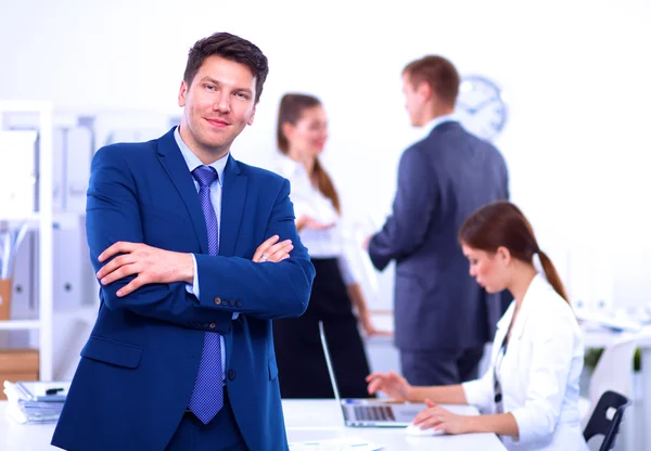 Zakenmensen zitten en discussiëren op zakelijke bijeenkomst — Stockfoto