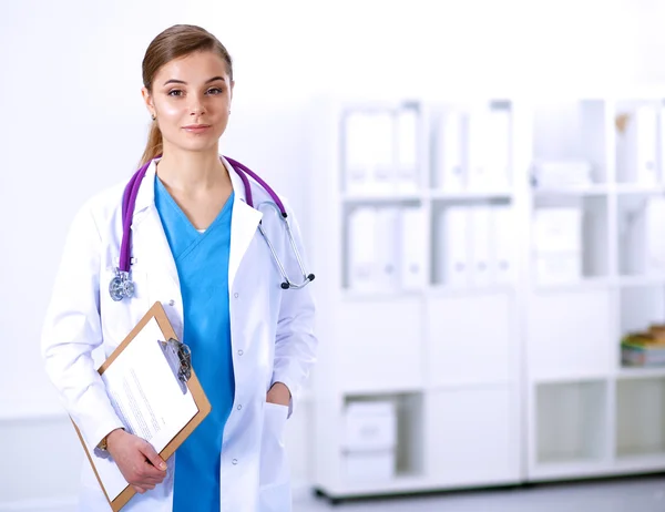 Ärztin steht mit Ordner im Krankenhaus — Stockfoto