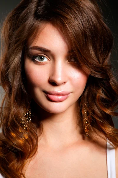 Közelkép portré gyönyörű fiatal nő arcát. — Stock Fotó