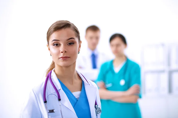 Attractive female doctor in front of medical group — Stock Photo, Image