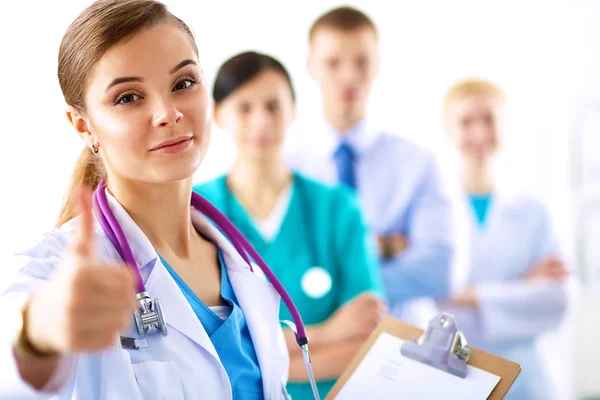 Jovem médico feliz mostrando polegares para cima — Fotografia de Stock