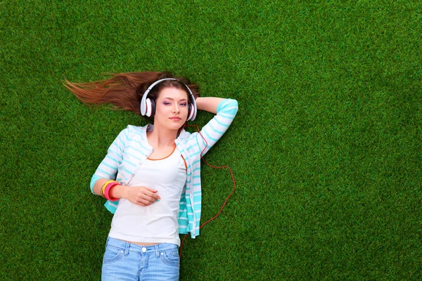 Mulher ouvindo a música — Fotografia de Stock