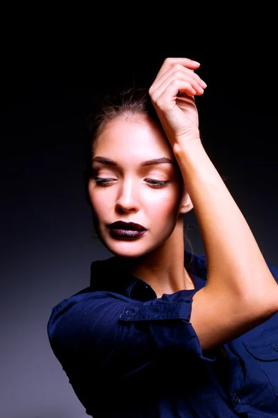Arca szép, fiatal nő portréja. Elszigetelt fekete háttér — Stock Fotó