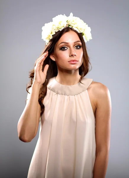 Portrait of a beautiful woman with flowers in her hair. Fashion — Stock Photo, Image