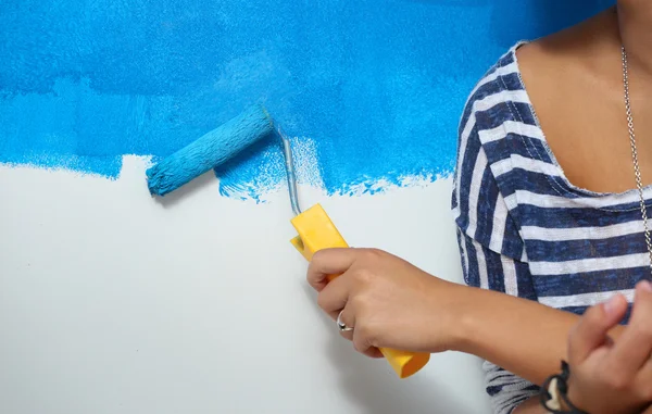 Happy beautiful young woman doing wall painting — Stock Photo, Image