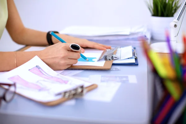 Moderne junge Modedesignerin arbeitet im Atelier. — Stockfoto