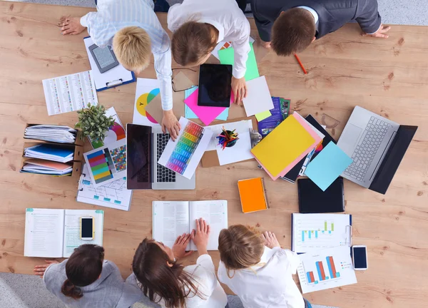 Geschäftsleute sitzen und diskutieren bei Geschäftstreffen, im Büro — Stockfoto