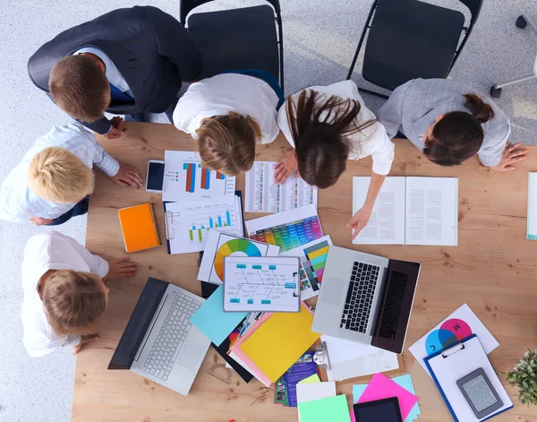 Zakenmensen zitten en discussiëren op zakelijke bijeenkomst, in functie — Stockfoto