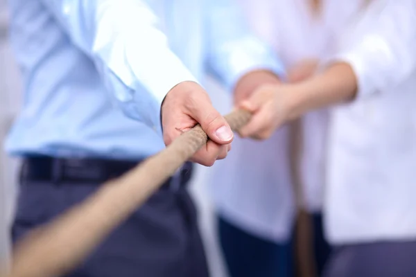 Imagen conceptual del equipo empresarial utilizando una cuerda como elemento el trabajo en equipo en primer plano — Foto de Stock