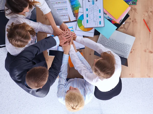 Affärsteam med händerna tillsammans - teamwork koncept — Stockfoto