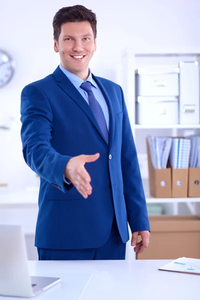 Concepto de negocio y oficina - hombre de negocios guapo con la mano abierta lista para el apretón de manos — Foto de Stock