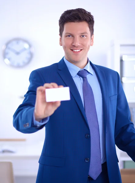 Portret van een jonge man met lege witte kaart — Stockfoto