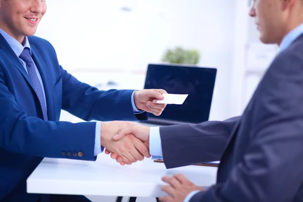 Gente de negocios dándose la mano, terminando una reunión — Foto de Stock