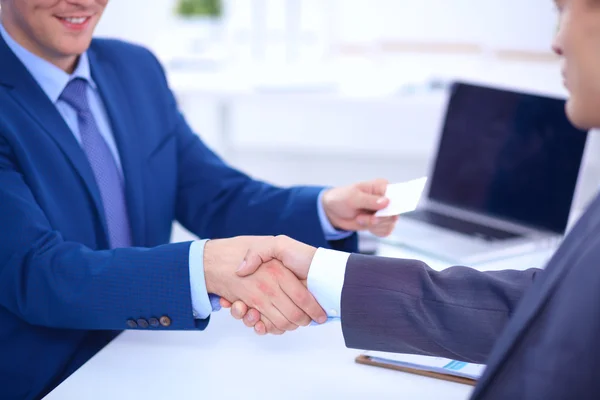 Bisnis orang berjabat tangan, menyelesaikan pertemuan — Stok Foto
