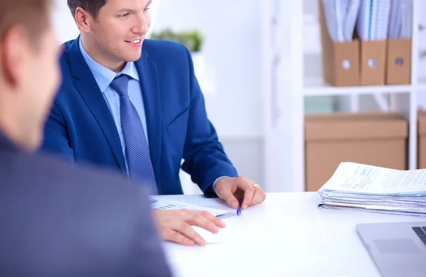 Zakenmensen die met een laptop in een kantoor werken — Stockfoto