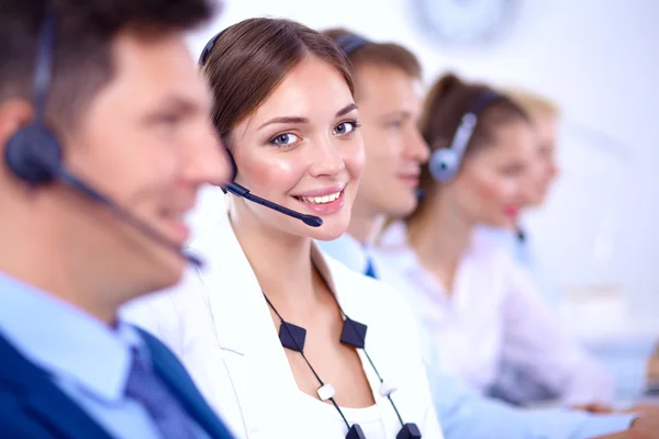 Atractivo Sonriendo jóvenes empresarios positivos y colegas en una oficina de call center — Foto de Stock