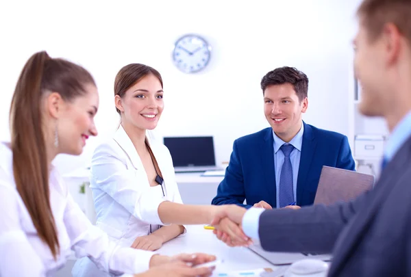 Geschäftsleute beim Händeschütteln nach einem Meeting, im Büro — Stockfoto