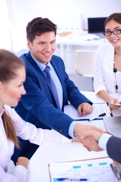 Gente de negocios dándose la mano, terminando una reunión, en la oficina —  Fotos de Stock