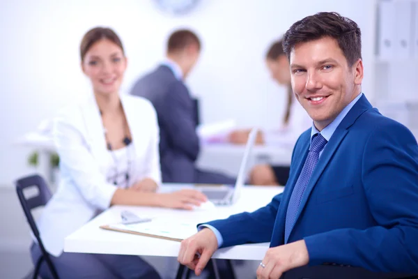 Mooie jonge zakenlui met collega's bespreken op de achtergrond — Stockfoto