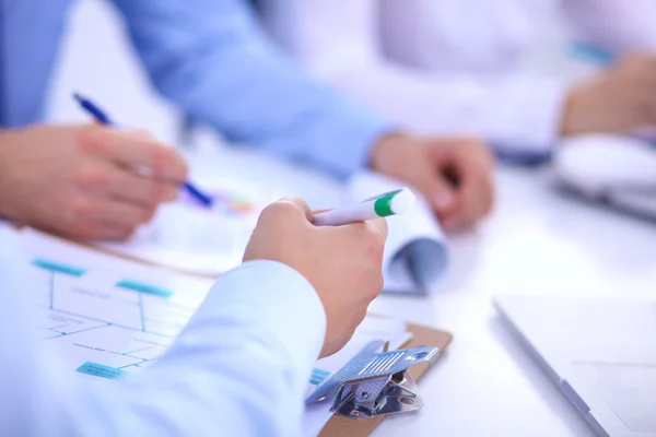 Gente de negocios sentada y escribiendo en la reunión de negocios, en la oficina —  Fotos de Stock