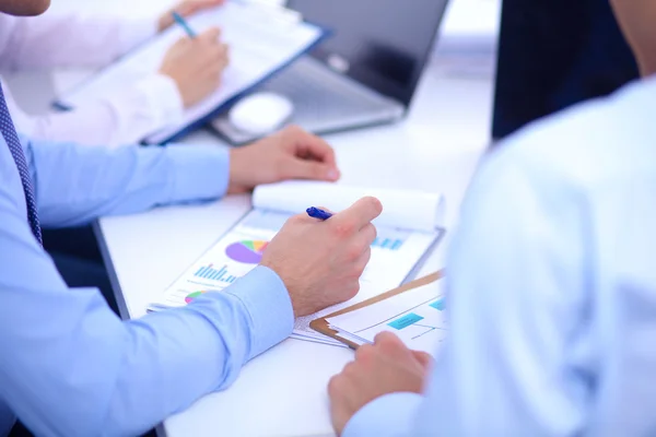 Gente de negocios sentada y escribiendo en la reunión de negocios, en la oficina — Foto de Stock